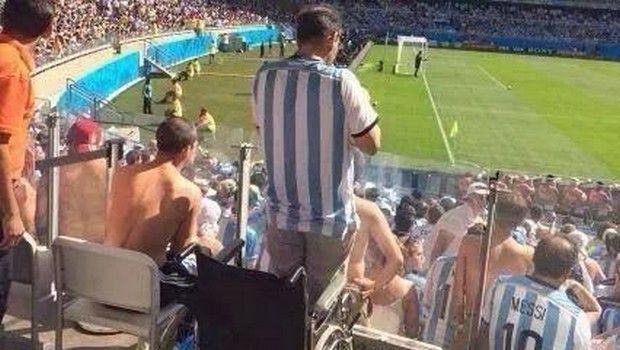 Mondiale Brasile 2014: falso invalido in tribuna durante Argentina-Iran